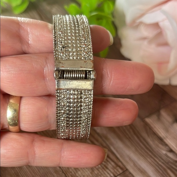 Chic Silver Textured Bracelet - Picture 4 of 10